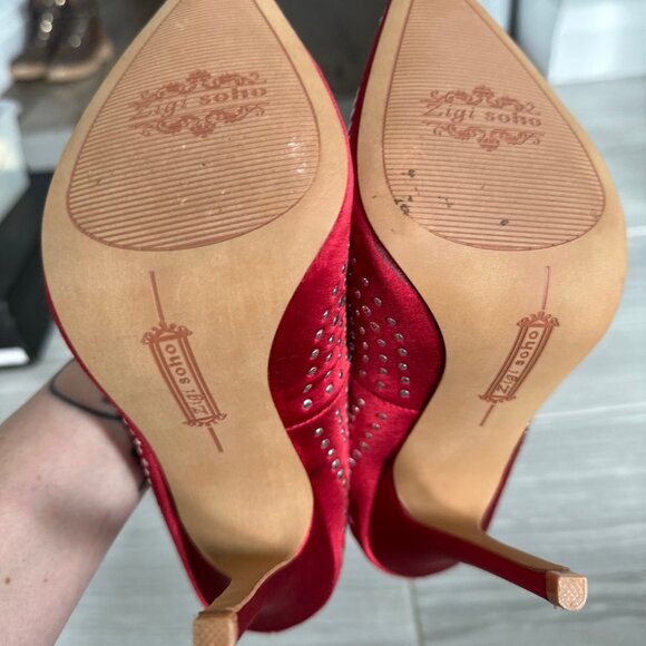 NWOT Zigi Soho Red Stilettos with Gold and Silver Studs - Picture 3 of 4